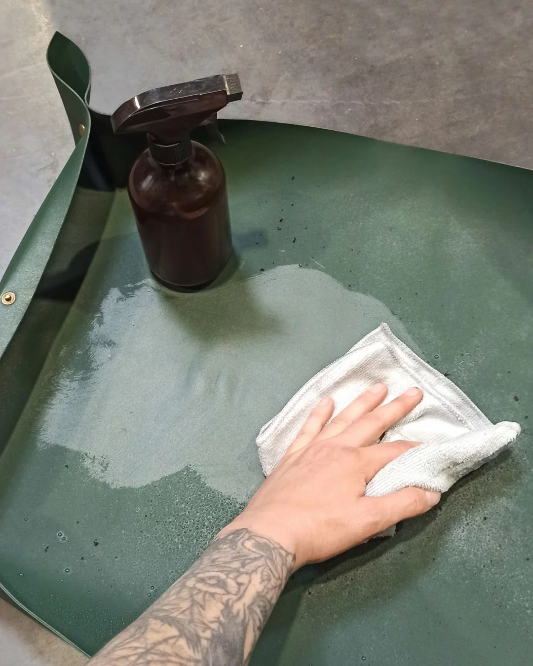 Grand Tapis de Rempotage en Simili Cuir Vert pour Plantes – Image 4