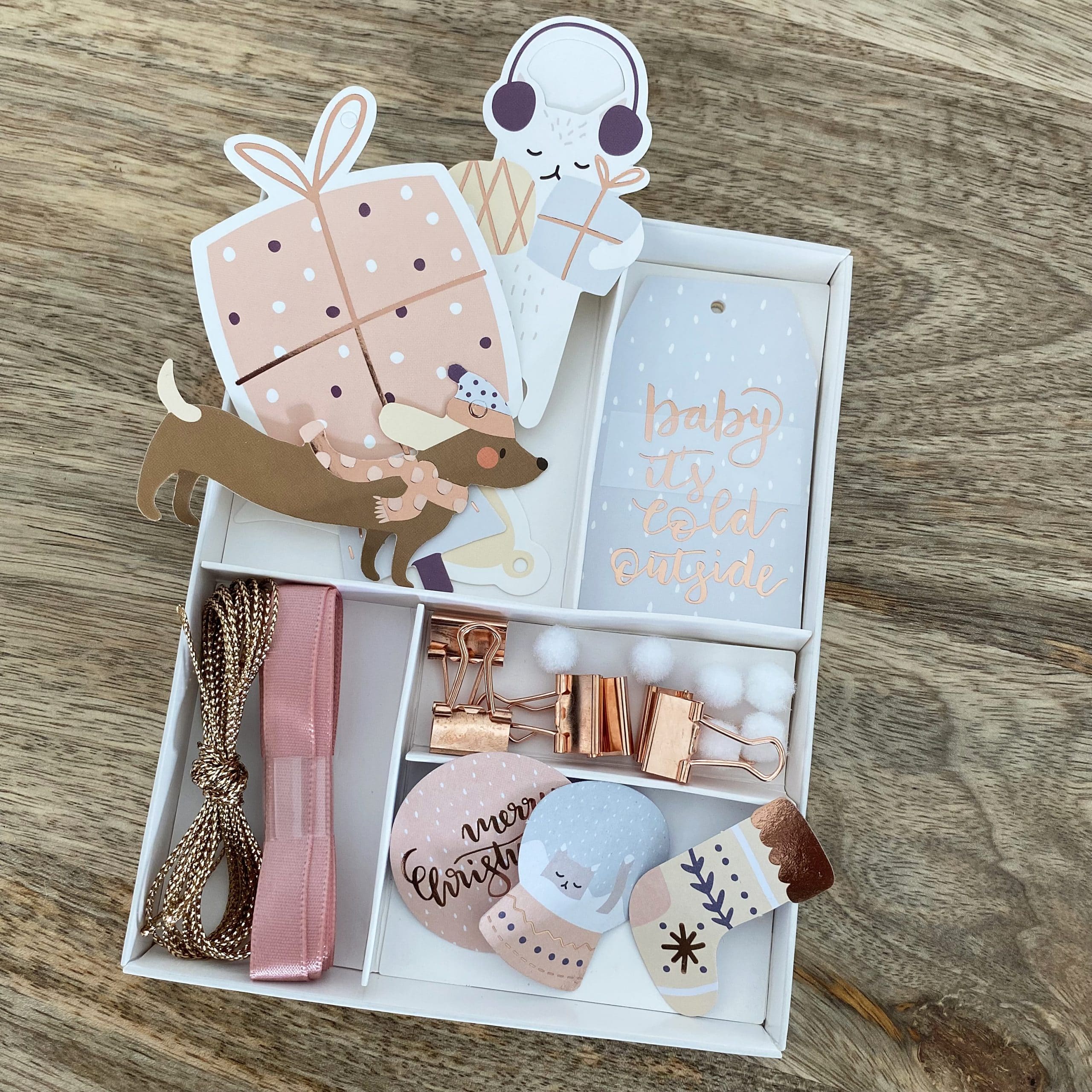 Kit d’emballage cadeaux (étiquettes, stickers, décorations, cordelettes) pastel de Noël